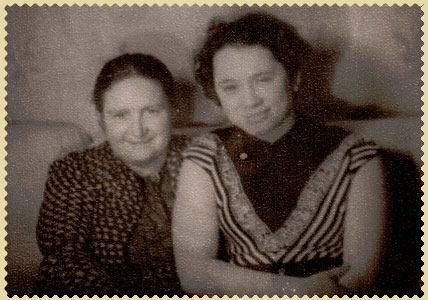 М.Л. Коноплина с дочерью Нинель. 1955 г. Фото Т.И. Чернышевой